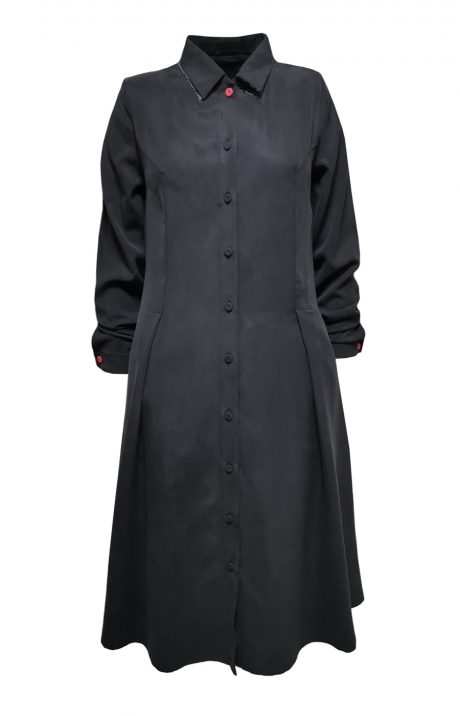 juoda-suknele-su-sagomis eva design butikas vilniuje sukneles internetu