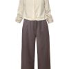 tiesios-kelnes-kakava-balta-palaidine-outfit
